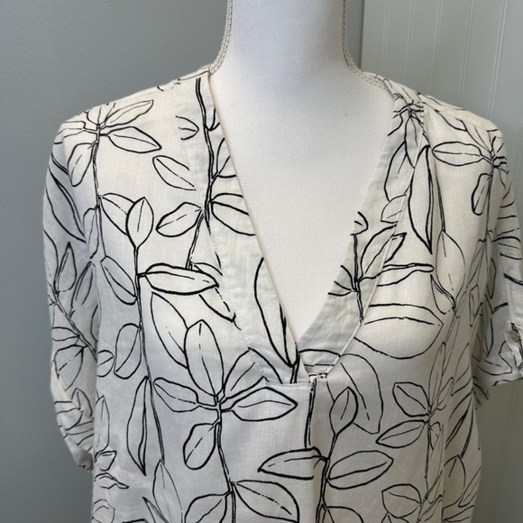 Cynthia Rowley White Floral 100% Linen v-neck Botton down size 1X - Picture 3 of 8